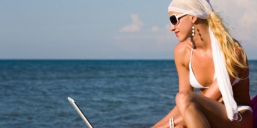 Žene dominiraju na svim društvenim mrežama, internet, laptop, plaža (Metro-portal.hr)