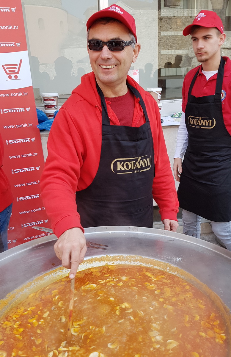 Turopoljsko srce srcu Zadra: Buševačke delicije i folklorni program na Forumu