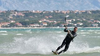 Jaka bura pružila je prigodu nekolicini kitesurfera da pokažu svoje umjeće na ninskoj plaži.  Photo: Dino Stanin/PIXSELL