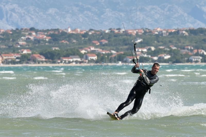 Jaka bura pružila je prigodu nekolicini kitesurfera da pokažu svoje umjeće na ninskoj plaži.  Photo: Dino Stanin/PIXSELL