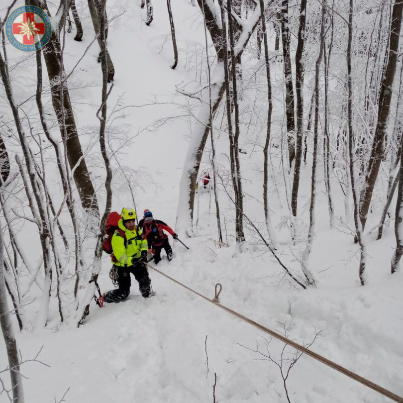 Pripadnici HGSS-a održali zimsku vježbu Velebit 2022. podno vrha Visočica Pripadnici HGSS-a održali zimsku vježbu Velebit 2022. podno vrha Visočica
