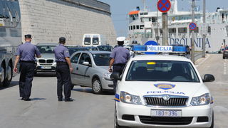Zadar, 270712.
Stanari tzv. Galicevih zgrada u Diklu su nakon posjete gradonacelniku odrzali prosvjed blokirajuci promet u centru grada na pjesackom prijelazu koji s mosta vodi u stari dio grada. Promet je bio blokiran pola sata prema najavi stanara. Razl