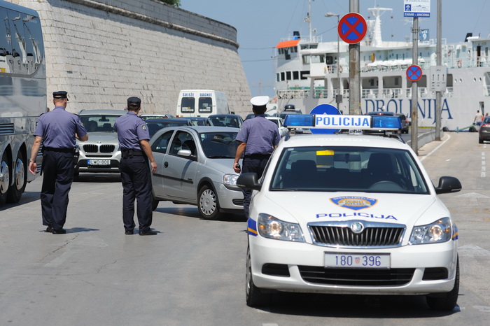 Zadar, 270712.
Stanari tzv. Galicevih zgrada u Diklu su nakon posjete gradonacelniku odrzali prosvjed blokirajuci promet u centru grada na pjesackom prijelazu koji s mosta vodi u stari dio grada. Promet je bio blokiran pola sata prema najavi stanara. Razl
