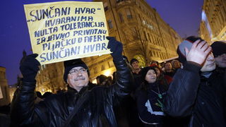 Zagreb, 020311. 
Novi, cetvrti po redu, protuvladin prosvjed tzv. facebook grupe zapoceo je veceras na Cvjetnom trgu. 
Na fotografiji: prosvjednici.
Foto: Davor Pongracic / CROPIX