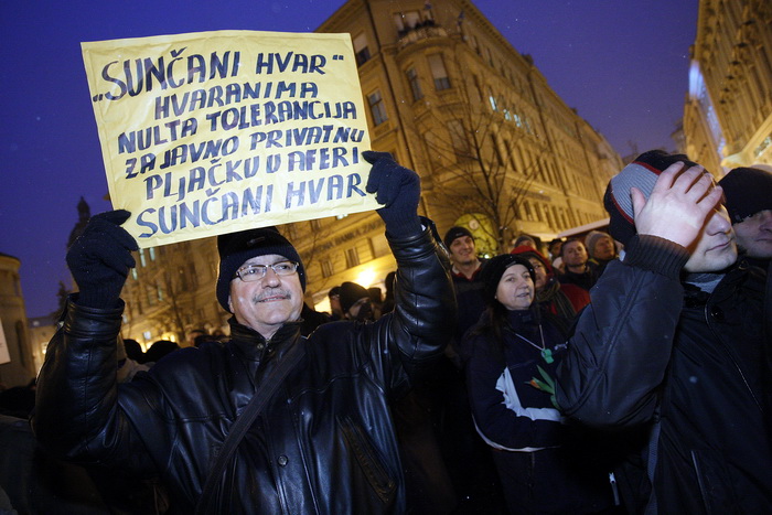Zagreb, 020311. 
Novi, cetvrti po redu, protuvladin prosvjed tzv. facebook grupe zapoceo je veceras na Cvjetnom trgu. 
Na fotografiji: prosvjednici.
Foto: Davor Pongracic / CROPIX