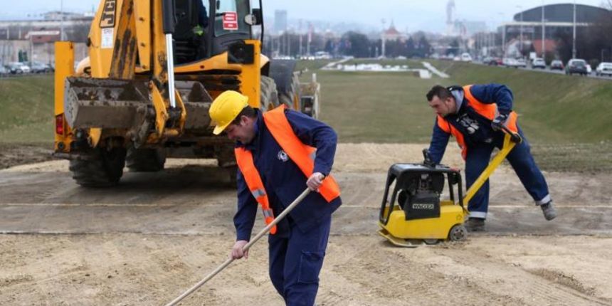Zagreb – Pocetak radova na izgradnji 2. etape oblikovanja prostora ulice Hrvatske bratske zajednice i sredisnjeg trga koji obuhvaca izgradnju fontana 3, 4 i 5. Photo: Zeljko Lukunic/PIXSELL