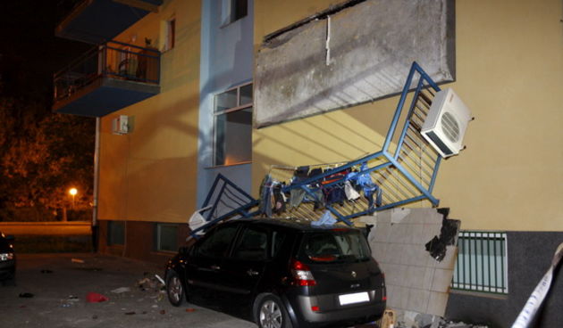 Zagreb, 030909.
U ulici Pavleka Miskine u zagrebackoj Slobostini  srusio se balkon. Pritom su lakse stradale cetiri osobe, tri zene i jedno dijete.
Foto: Ronald Gorsic / CROPIX