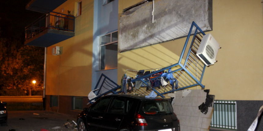Zagreb, 030909.
U ulici Pavleka Miskine u zagrebackoj Slobostini srusio se balkon. Pritom su lakse stradale cetiri osobe, tri zene i jedno dijete.
Foto: Ronald Gorsic / CROPIX Zagreb, 030909.
U ulici Pavleka Miskine u zagrebackoj Slobostini srusio se balkon. Pritom su lakse stradale cetiri osobe, tri zene i jedno dijete.
Foto: Ronald Gorsic / CROPIX