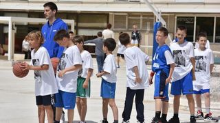 Povodom 20. godisnjice smrti kosarkaskog velikana Krese Cosica, uz humanitarnu prodaju proizvoda po simbolicnima cijenama na Forumu je organizirana izlozba njegovih fotografija, a najmladji su sudjelovali u kosarkaskom turniru. Ljerka Cosic s obitelji. Ph Povodom 20. godisnjice smrti kosarkaskog velikana Krese Cosica, uz humanitarnu prodaju proizvoda po simbolicnima cijenama na Forumu je organizirana izlozba njegovih fotografija, a najmladji su sudjelovali u kosarkaskom turniru. Ljerka Cosic s obitelji. Ph