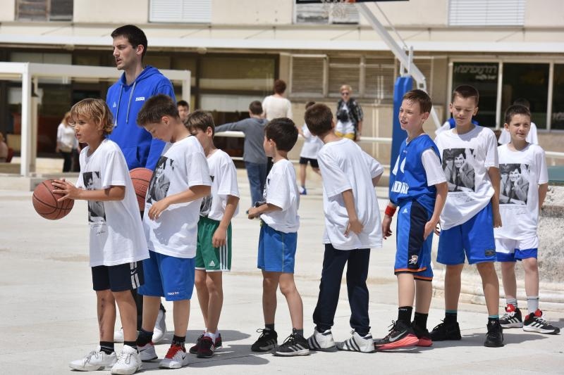 Povodom 20. godisnjice smrti kosarkaskog velikana Krese Cosica, uz humanitarnu prodaju proizvoda po simbolicnima cijenama na Forumu je organizirana izlozba njegovih fotografija, a najmladji su sudjelovali u kosarkaskom turniru. Ljerka Cosic s obitelji. Ph Povodom 20. godisnjice smrti kosarkaskog velikana Krese Cosica, uz humanitarnu prodaju proizvoda po simbolicnima cijenama na Forumu je organizirana izlozba njegovih fotografija, a najmladji su sudjelovali u kosarkaskom turniru. Ljerka Cosic s obitelji. Ph