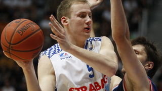 Zadar, 010610. Dvorana Kresimir Cosic u Zadru. Druga finalna utakmica kosarkaskog prvenstva Hrvatske odigrana izmedju KK Zadar i KK Cibona. Na slici: Igrac Zadra Hrvoje Peric (bijeli). Foto: Jure Miskovic / CROPIX Zadar, 010610. Dvorana Kresimir Cosic u Zadru. Druga finalna utakmica kosarkaskog prvenstva Hrvatske odigrana izmedju KK Zadar i KK Cibona. Na slici: Igrac Zadra Hrvoje Peric (bijeli). Foto: Jure Miskovic / CROPIX