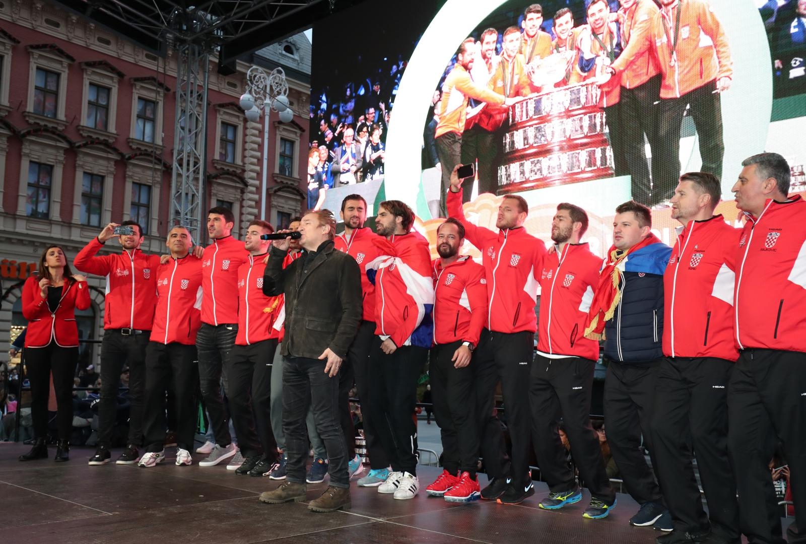Zlatne tenisače na Trgu bana Josipa Jelačića dočekale tisuće navijača Zlatne tenisače na Trgu bana Josipa Jelačića dočekale tisuće navijača