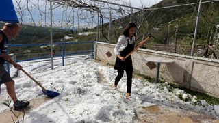 Plomin: olujno nevrijeme s tučom zahvatilo područje grada, građani koristili lopate za snijeg