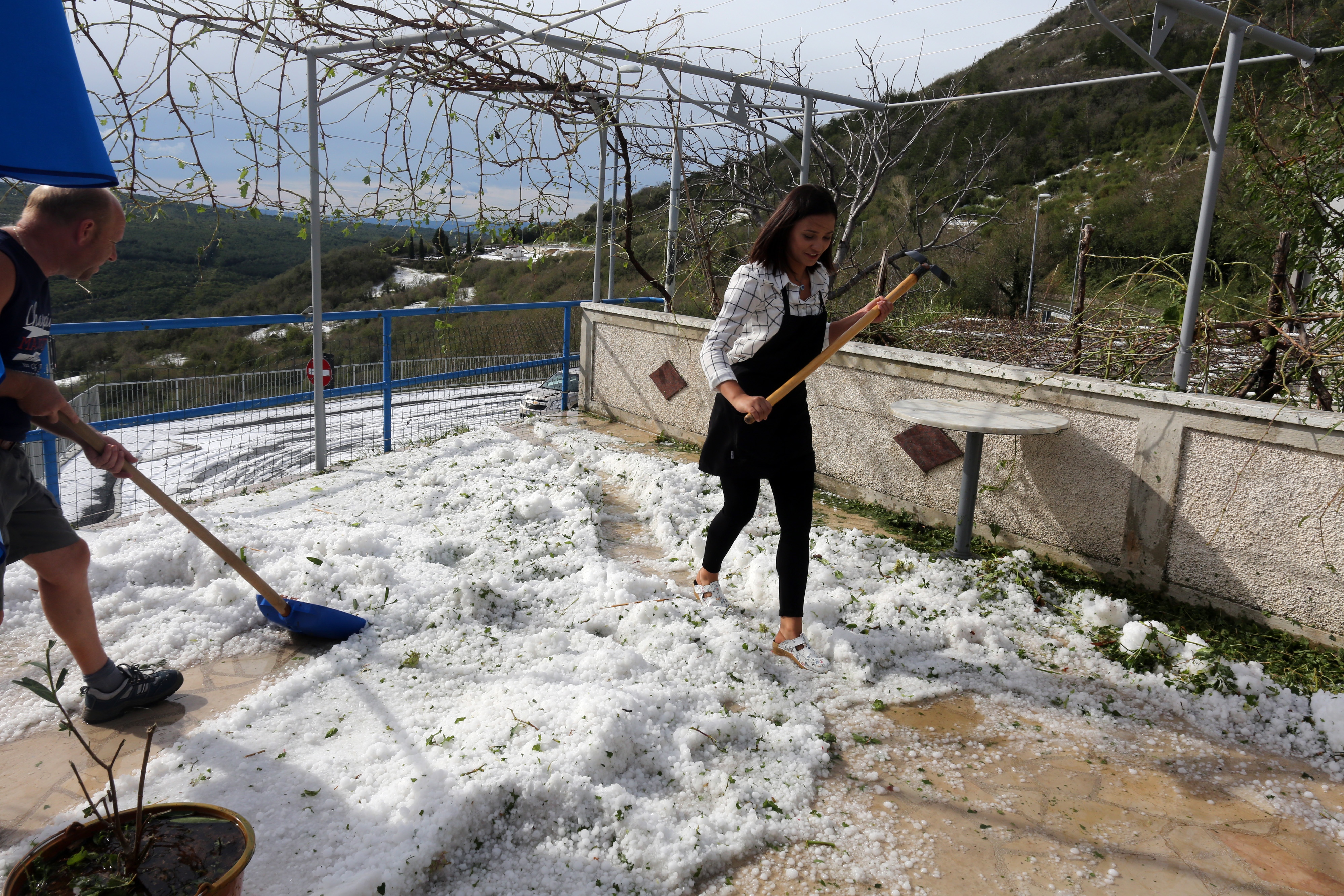 Plomin: olujno nevrijeme s tučom zahvatilo područje grada, građani koristili lopate za snijeg