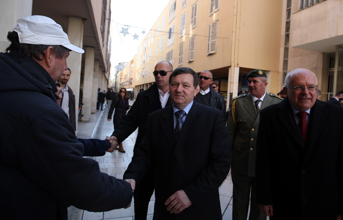 Zadar, 111212. 
Nakon zahvale generalu Anti Gotovini, Zadrani su danas odali priznanje i ratnom zapovjedniku postrojbi specijalne policije Mladenu Markacu. General Markac prosetao je zadarskim Poluotokom te posjetio gradonacelnika Zvonimira Vrancica u nje