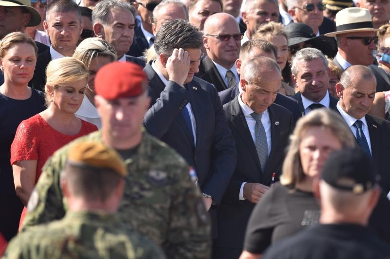 Uz zvukove hime “Lijepa naša” podignuta je zastava Republike Hrvatske na Kninskoj tvrđavi Uz zvukove hime “Lijepa naša” podignuta je zastava Republike Hrvatske na Kninskoj tvrđavi