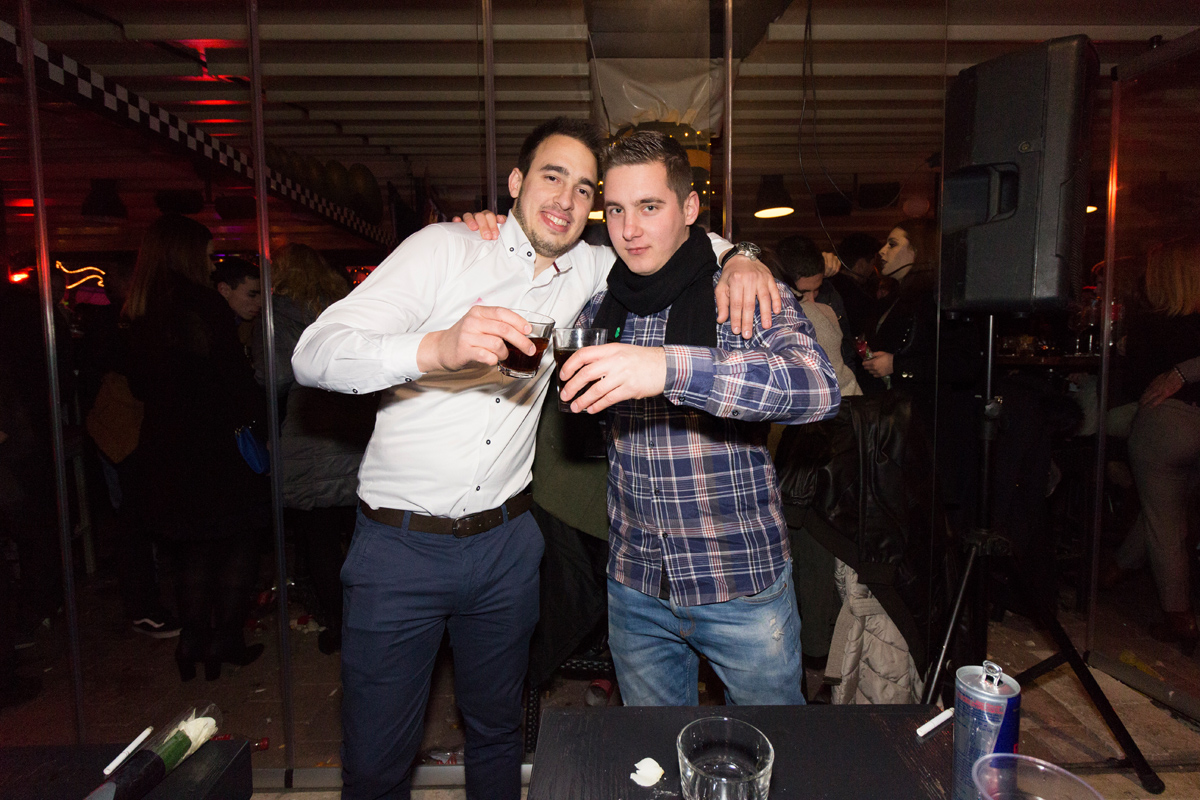 Doček 2017: Najluđa noć na zadarskom Poluotoku privukla više tisuća Zadrana i gostiju Doček 2017: Najluđa noć na zadarskom Poluotoku privukla više tisuća Zadrana i gostiju