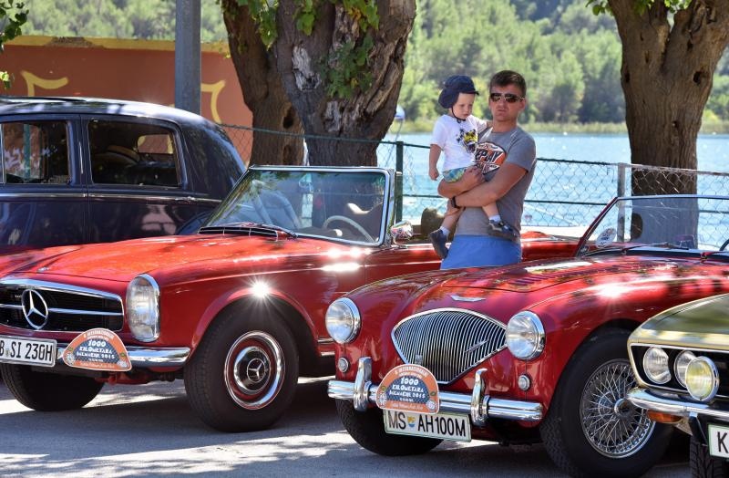 Tisuću kilometara sa oldtimerima Tisuću kilometara sa oldtimerima