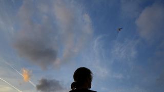 Mladić na zadarskoj rivi iskoristio je južinu za akrobacije zmajem u sami smiraj dana. Photo: Filip Brala/PIXSELL Mladić na zadarskoj rivi iskoristio je južinu za akrobacije zmajem u sami smiraj dana. Photo: Filip Brala/PIXSELL