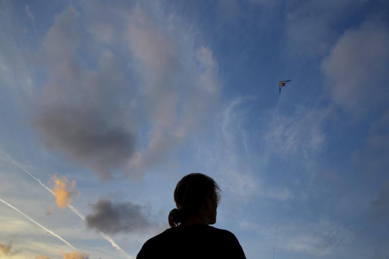 Mladić na zadarskoj rivi iskoristio je južinu za akrobacije zmajem u sami smiraj dana. Photo: Filip Brala/PIXSELL Mladić na zadarskoj rivi iskoristio je južinu za akrobacije zmajem u sami smiraj dana. Photo: Filip Brala/PIXSELL