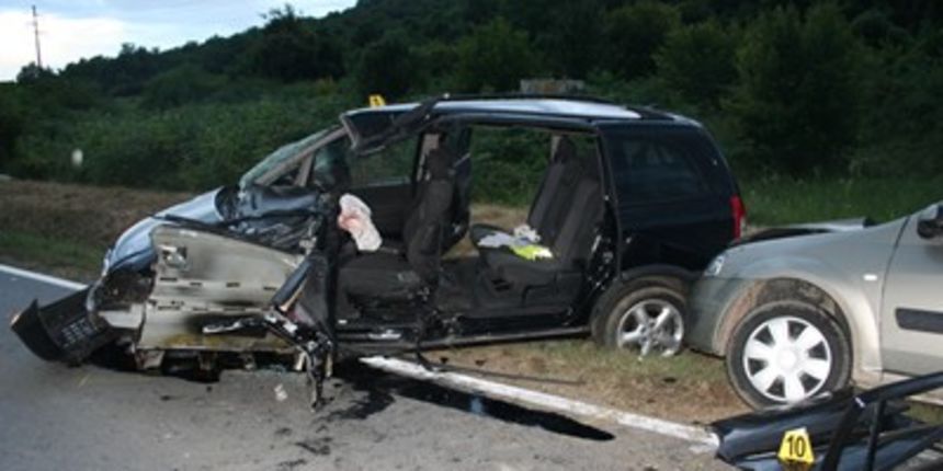 Fiat u vožnji pao s prikolice na Opel, foto: mup.hr/tportal.hr