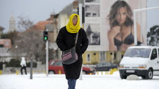 Split, 030212.
Nakon nekoliko godina, danima najavljivan snijeg pao je i na Splitskom podrucju. Iako je bio najavljen, Splicani nisu bili spremni na bijeli pokrivac, te im je on uz snaznu buru otezavao svakodnevni zivot. Teperatura je bila oko -3. Najvjer Split, 030212.
Nakon nekoliko godina, danima najavljivan snijeg pao je i na Splitskom podrucju. Iako je bio najavljen, Splicani nisu bili spremni na bijeli pokrivac, te im je on uz snaznu buru otezavao svakodnevni zivot. Teperatura je bila oko -3. Najvjer