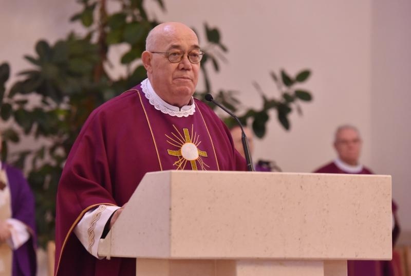 Kistanje: Zadarski nadbiskup Želimir Puljić blagoslovio relikvije sv. Nikole. Foto: Hrvoje Jelavić/PIXSELL Kistanje: Zadarski nadbiskup Želimir Puljić blagoslovio relikvije sv. Nikole. Foto: Hrvoje Jelavić/PIXSELL