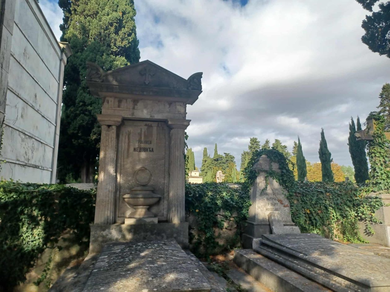 Gradsko groblje Zadar – stare grobnice i impresivni kipovi Gradsko groblje Zadar – stare grobnice i impresivni kipovi