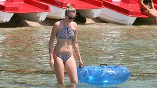 Uživanje u ljetu na vodičkim plažama. Photo: Duško Jaramaz/PIXSELL Uživanje u ljetu na vodičkim plažama. Photo: Duško Jaramaz/PIXSELL