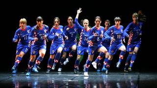 Zagreb, 240110.
U zagrebackom HNK veceras je premijerno izvedena predstava Srce moje kuca za nju. Montaz stroj i Plesni centar Tala inscenirali su legendarnu nogometnu utakmicu Hrvatske protiv Engleske iz 2007. g. kada je Hrvatska pobijedila na Wembley st