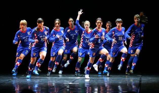 Zagreb, 240110.
U zagrebackom HNK veceras je premijerno izvedena predstava Srce moje kuca za nju. Montaz stroj i Plesni centar Tala inscenirali su legendarnu nogometnu utakmicu Hrvatske protiv Engleske iz 2007. g. kada je Hrvatska pobijedila na Wembley st