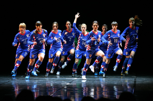 Zagreb, 240110.
U zagrebackom HNK veceras je premijerno izvedena predstava Srce moje kuca za nju. Montaz stroj i Plesni centar Tala inscenirali su legendarnu nogometnu utakmicu Hrvatske protiv Engleske iz 2007. g. kada je Hrvatska pobijedila na Wembley st