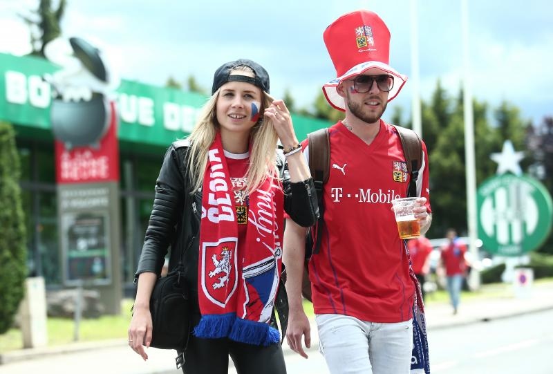Hrvatski navijači okupirali Saint-Etienne pred utakmicu između Hrvatske i Češke. Photo: Sanjin Strukić/PIXSELL
