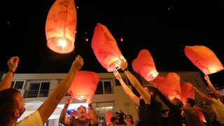 U Vodicama pušteni lampioni za tragično stradale vatrogasce na Kornatima U Vodicama pušteni lampioni za tragično stradale vatrogasce na Kornatima