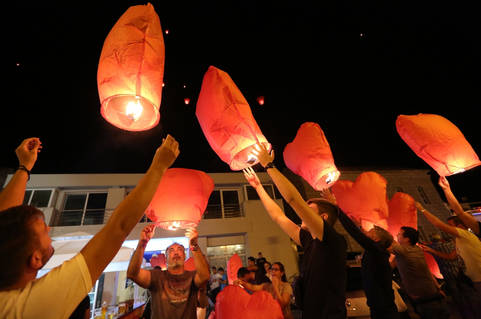 U Vodicama pušteni lampioni za tragično stradale vatrogasce na Kornatima U Vodicama pušteni lampioni za tragično stradale vatrogasce na Kornatima
