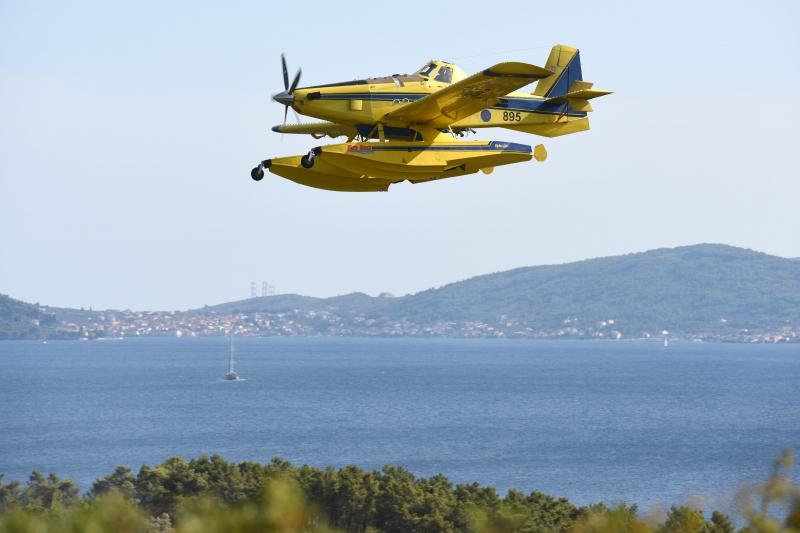Kanaderi i air tractori gasili požar u blizini dikljanskih kuća i vikendica Kanaderi i air tractori gasili požar u blizini dikljanskih kuća i vikendica
