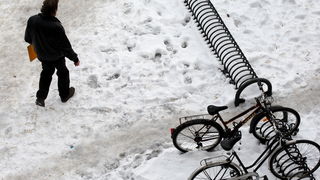 Zadar, 070212.
Iako je proslo tri dana od kako je stao padati, snijeg se zbog niskih temperatura zadrzao se na ulicama te je veliki broj ulica zaledjen sto gradjanima stvara probleme. Gradske sluzbe poduzimaju sve da ih ociste. U Zadru je trenutna tempera Zadar, 070212.
Iako je proslo tri dana od kako je stao padati, snijeg se zbog niskih temperatura zadrzao se na ulicama te je veliki broj ulica zaledjen sto gradjanima stvara probleme. Gradske sluzbe poduzimaju sve da ih ociste. U Zadru je trenutna tempera