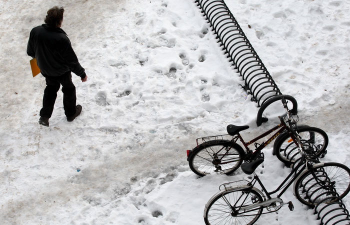 Zadar, 070212.
Iako je proslo tri dana od kako je stao padati, snijeg se zbog niskih temperatura zadrzao se na ulicama te je veliki broj ulica zaledjen sto gradjanima stvara probleme. Gradske sluzbe poduzimaju sve da ih ociste. U Zadru je trenutna tempera Zadar, 070212.
Iako je proslo tri dana od kako je stao padati, snijeg se zbog niskih temperatura zadrzao se na ulicama te je veliki broj ulica zaledjen sto gradjanima stvara probleme. Gradske sluzbe poduzimaju sve da ih ociste. U Zadru je trenutna tempera