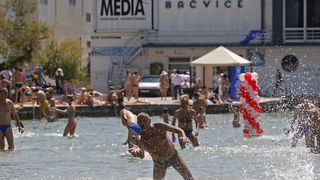 Split, 120611.
Na splitskim Bacvicama odrzano je 7. Prvenstvo svita u piciginu. Naslov pobjednika drugu godinu za redom osvojila je ekipa A1.
Foto: Ante Cizmic / CROPIX Split, 120611.
Na splitskim Bacvicama odrzano je 7. Prvenstvo svita u piciginu. Naslov pobjednika drugu godinu za redom osvojila je ekipa A1.
Foto: Ante Cizmic / CROPIX
