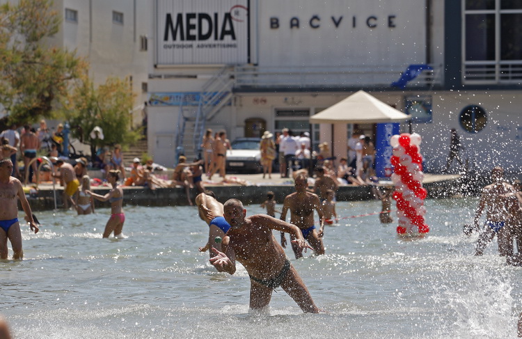 Split, 120611.
Na splitskim Bacvicama odrzano je 7. Prvenstvo svita u piciginu. Naslov pobjednika drugu godinu za redom osvojila je ekipa A1.
Foto: Ante Cizmic / CROPIX Split, 120611.
Na splitskim Bacvicama odrzano je 7. Prvenstvo svita u piciginu. Naslov pobjednika drugu godinu za redom osvojila je ekipa A1.
Foto: Ante Cizmic / CROPIX