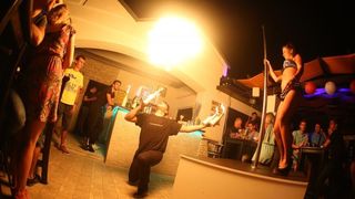 Opis  02.08.2014., Zadar – Playboy party turneja nastavila se i u Zadru u klubu Mango gdje su atraktivne plesacice uljepsale vecer mnogih gostiju. Photo: Filip Brala/PIXSELL Autor  Filip Brala/PIXSELL Ključne riječi  party, stranka, playboy, Mango, ljeto