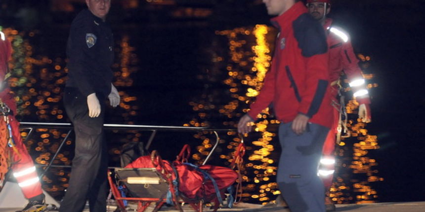 Pripadnici HGSS izvukli su tijelo mrtvog muskarca, Foto: Admir Buljubasic / CROPIX Pripadnici HGSS izvukli su tijelo mrtvog muskarca, Foto: Admir Buljubasic / CROPIX