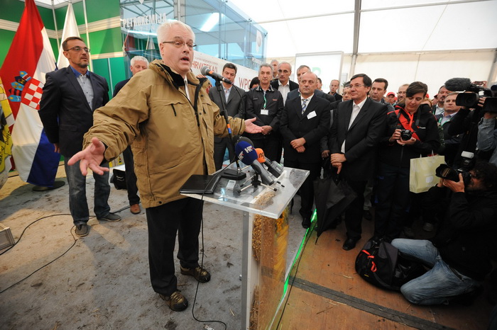 Biograd,130912.
Otvorenje 59. svjetskog prvenstva u oranju koje se odrzava u Jankolovici pokraj Biograda od 13.-15.09.2012.
Na fotografiji: predsjednik Josipovic otvara natjecanje.
Foto: Luka Gerlanc / CROPIX Biograd,130912.
Otvorenje 59. svjetskog prvenstva u oranju koje se odrzava u Jankolovici pokraj Biograda od 13.-15.09.2012.
Na fotografiji: predsjednik Josipovic otvara natjecanje.
Foto: Luka Gerlanc / CROPIX