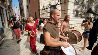 Vitezovi vranski na Narodnom trgu (foto:Saša Čuka) Vitezovi vranski na Narodnom trgu (foto:Saša Čuka)