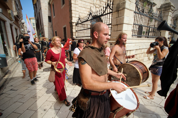 Vitezovi vranski na Narodnom trgu (foto:Saša Čuka) Vitezovi vranski na Narodnom trgu (foto:Saša Čuka)