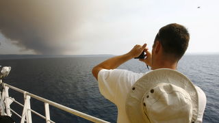 Split 140711.
Veliki pozar izio je na otoku Bracu.
Na slici: putnici na trajektu Split – Supetar.
Foto: Vladimir Dugandzic / CROPIX Split 140711.
Veliki pozar izio je na otoku Bracu.
Na slici: putnici na trajektu Split – Supetar.
Foto: Vladimir Dugandzic / CROPIX