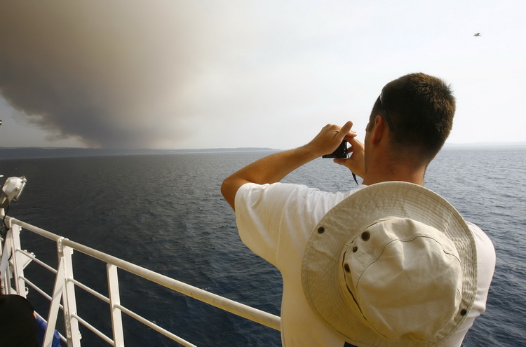 Split 140711.
Veliki pozar izio je na otoku Bracu.
Na slici: putnici na trajektu Split – Supetar.
Foto: Vladimir Dugandzic / CROPIX Split 140711.
Veliki pozar izio je na otoku Bracu.
Na slici: putnici na trajektu Split – Supetar.
Foto: Vladimir Dugandzic / CROPIX