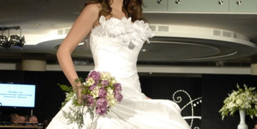 Split, 190210.
U hotelu Le Meridien Lav odrzava se Sajam vjencanja gdje je uprilicena modna revija izlagaca. 
Na slici : vjencanica Glamour Sposa i Mia Franic.
Foto : Jadran Babic / CROPIX