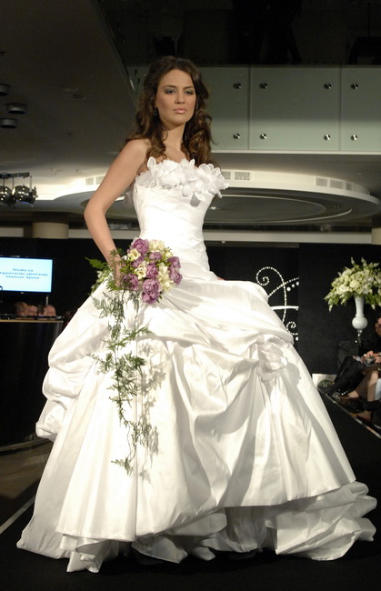 Split, 190210.
U hotelu Le Meridien Lav odrzava se Sajam vjencanja gdje je uprilicena modna revija izlagaca. 
Na slici : vjencanica Glamour Sposa i Mia Franic.
Foto : Jadran Babic / CROPIX