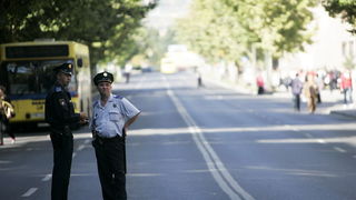 Sarajevo, 051009.
Nekoliko stotina navijaca FK Sarajeva i ostalih gradjana blokiralo je glavnu prometnicu u blizini Predsjednistva BiH u znak prosvjeda zbog ubojstva Vedrana Puljica, koji je ubijen u jucerasnjim krvavim neredima u Sirokom Brijegu.
Foto: Sarajevo, 051009.
Nekoliko stotina navijaca FK Sarajeva i ostalih gradjana blokiralo je glavnu prometnicu u blizini Predsjednistva BiH u znak prosvjeda zbog ubojstva Vedrana Puljica, koji je ubijen u jucerasnjim krvavim neredima u Sirokom Brijegu.
Foto: